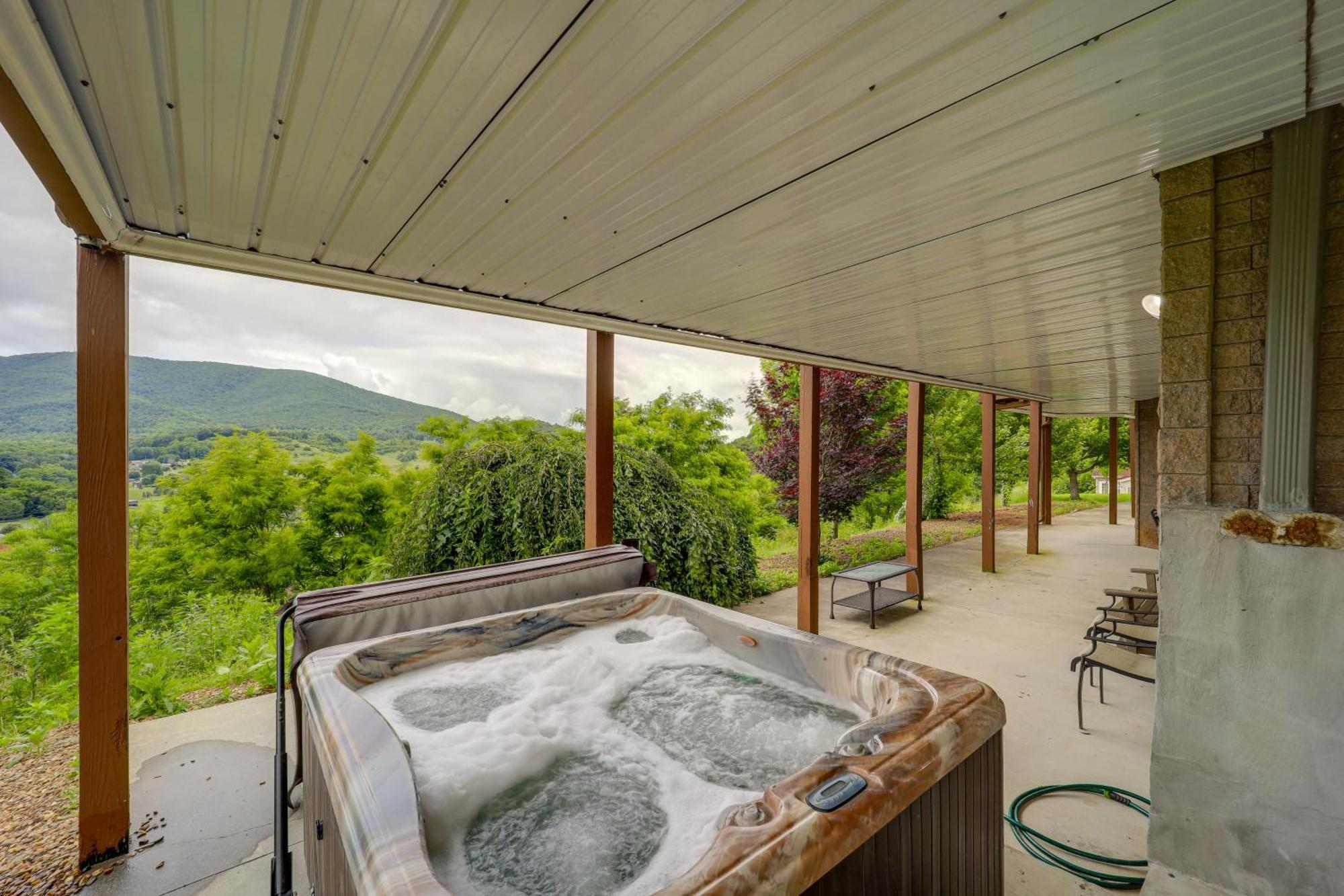 Classy Home With Hot Tub And Mt Jefferson Views! Западен Джеферсън Екстериор снимка